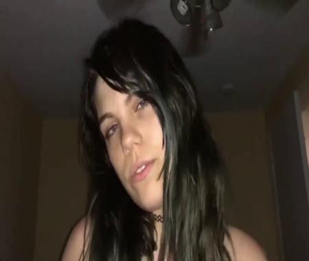 Девушка с длинными волосами и ее друг записали домашнее порно